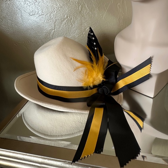 STRIKING 1970s' IVORY FELT FEDORA + YELLOW/BLACK TRIM & FEATHERS - Picture 8 of 9
